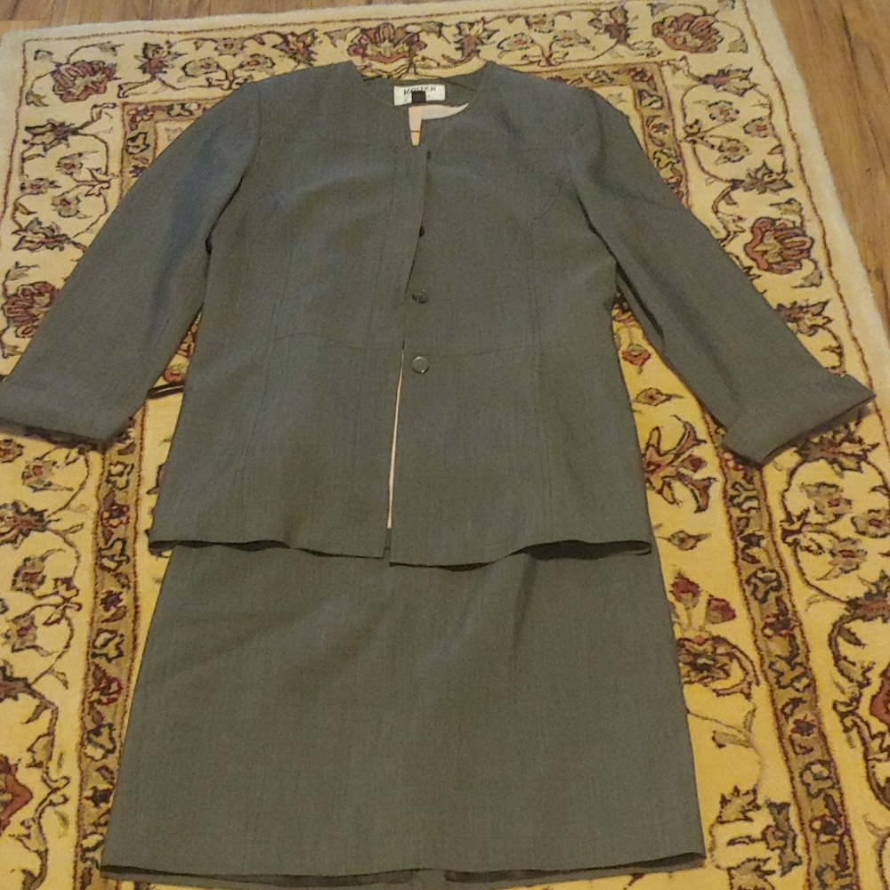 Suit - Picture 4 of 4